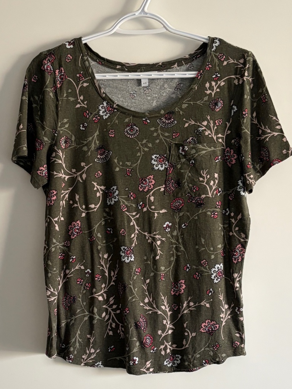 EUC Reitmans Short-Sleeve Pocket T-Shirt in Olive Green Floral Vine Pattern Med